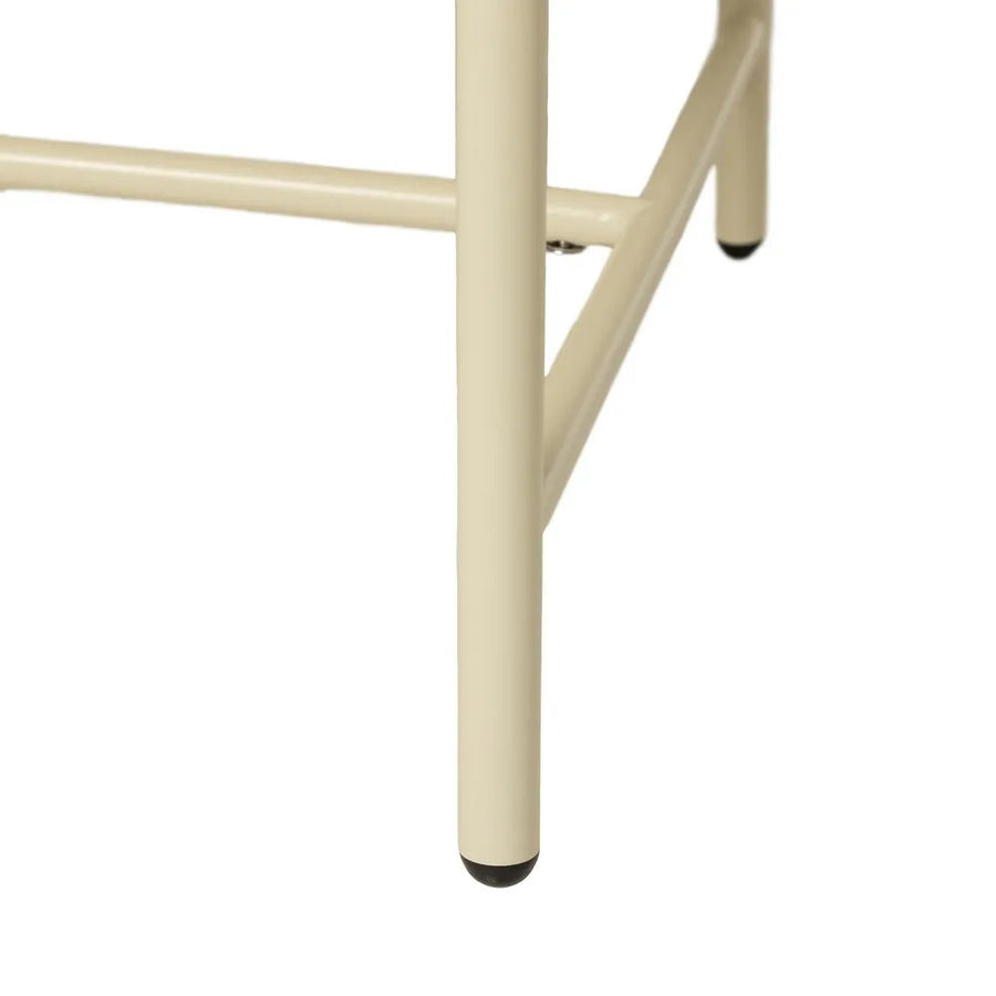 Krém színű acélvázas láb részlet a Lusso Beige kerti fotelről.