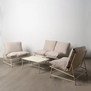 Lusso Beige kerti bútor szett – acélvázas kanapé, fotelek és dohányzóasztal stúdió környezetben.