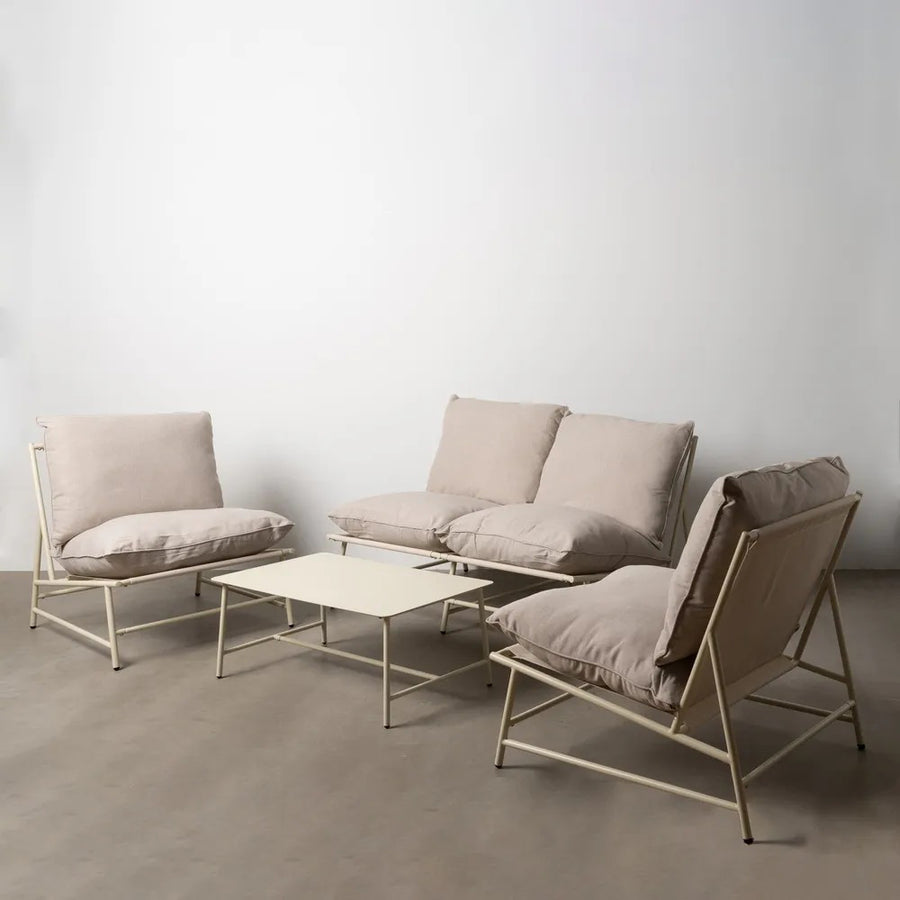 Lusso Beige kerti bútor szett – acélvázas kanapé, fotelek és dohányzóasztal stúdió környezetben.