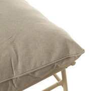 Lusso Beige kerti ülőgarnitúra párnájának részletgazdag, bézs szövet textúrája.