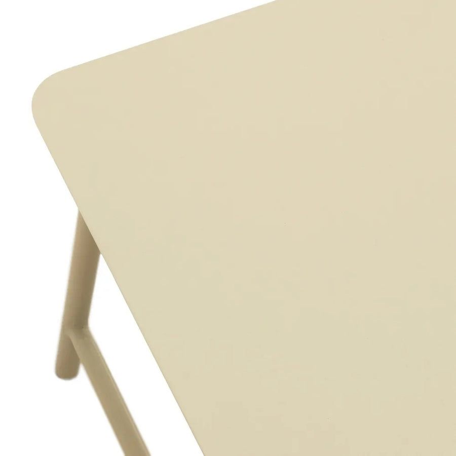 Minimalista dohányzóasztal felülről fotózva, bézs fém lappal, Lusso Beige garnitúrához tartozik.