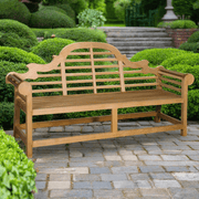 Óriás, díszes teakfa kerti pad angol kertben.