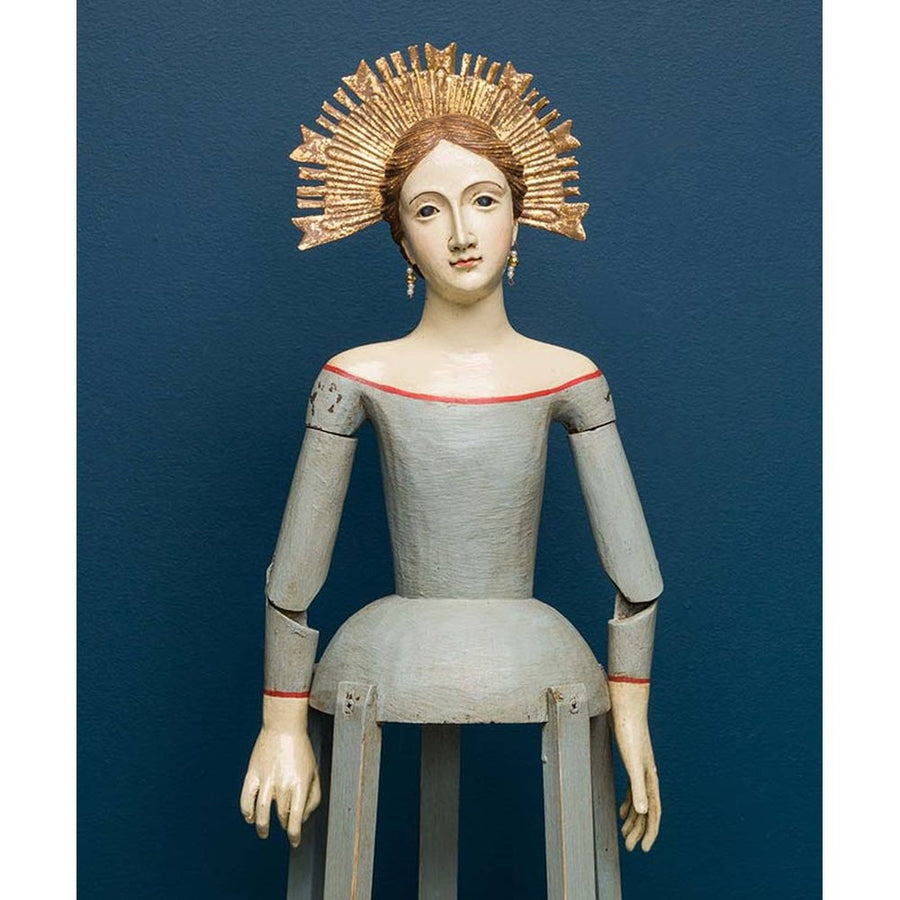 Mozgatható, pozícionálható karokkal kialakított gyertyatartós Madonna figura.