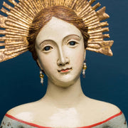 Mozgatható, pozícionálható karokkal kialakított gyertyatartós Madonna figura.