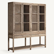 Ferde nézet: Kortárs stílusú, világos szilfából készült Masein vitrines szekrény oldalról.