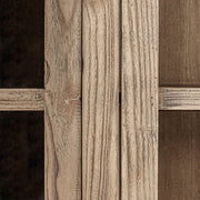 Ajtórészlet: Masein natúr szilfa vitrines szekrény üvegajtóinak fa kerete közelről.