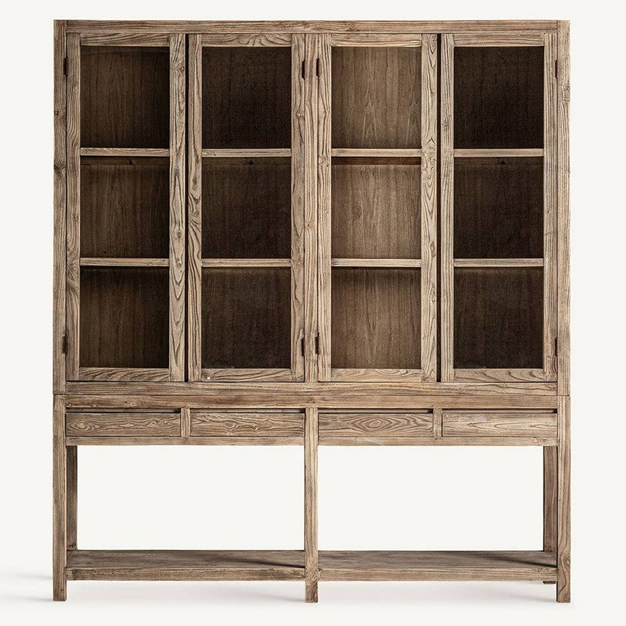Teljes elölnézet: Masein 225 cm magas natúr szilfa vitrines szekrény, elegáns gyarmati stílusban.