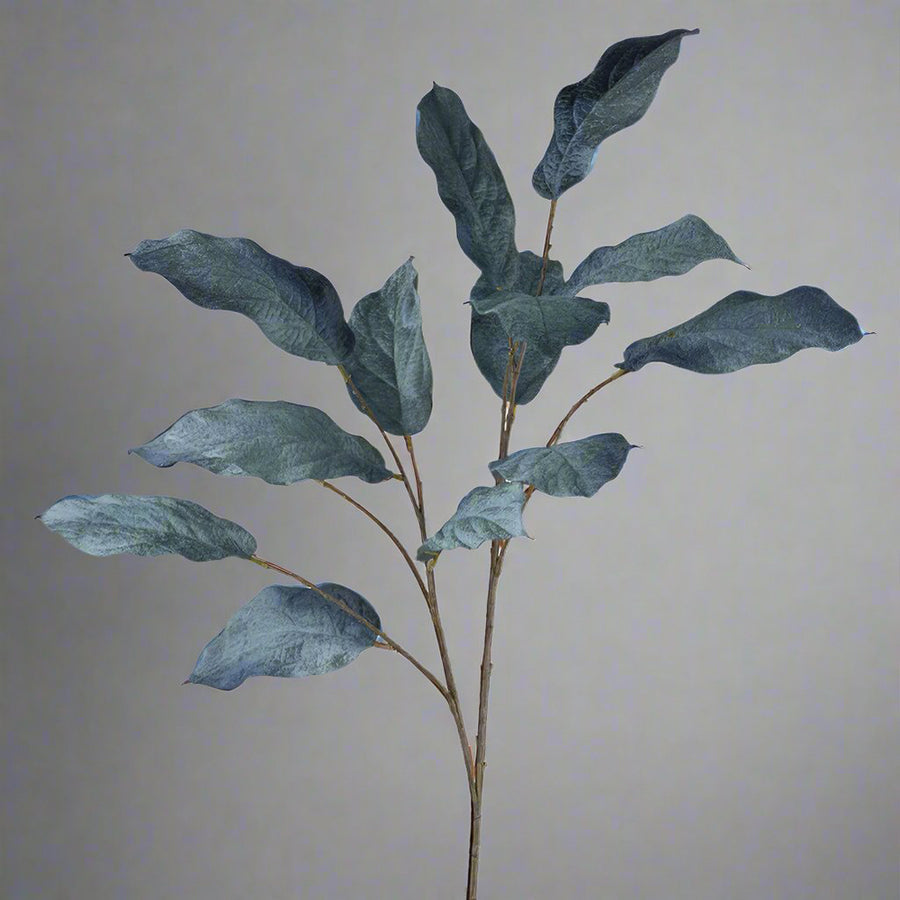 Royal kék színű, mű magnólia ág.