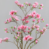 Mesterséges magnóliafa virágzó ágai részletgazdag kidolgozással