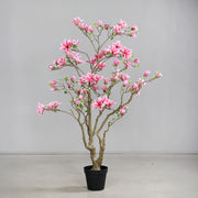 Nagyméretű rózsaszín mű magnóliafa beltéri környezetben