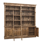 Könyvszekrény nyitott ajtóval – alsó tárolórész belső tere látható.