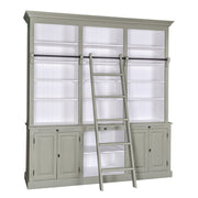 Pasztellzöld könyvszekrény világos polcháttal és fekete létrasínnel, elegáns megjelenéssel.