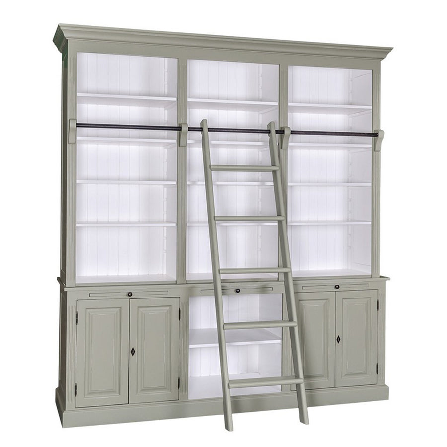 Pasztellzöld könyvszekrény világos polcháttal és fekete létrasínnel, elegáns megjelenéssel.