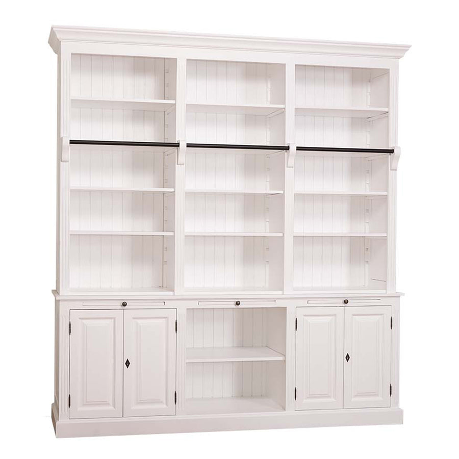 Fehér fenyőfa könyvszekrény létrával, nyitott felső polcokkal és zárt alsó tárolóval.