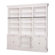 Az előző fehér könyvszekrény változata zárt ajtókkal, középen nyitott rekesszel.