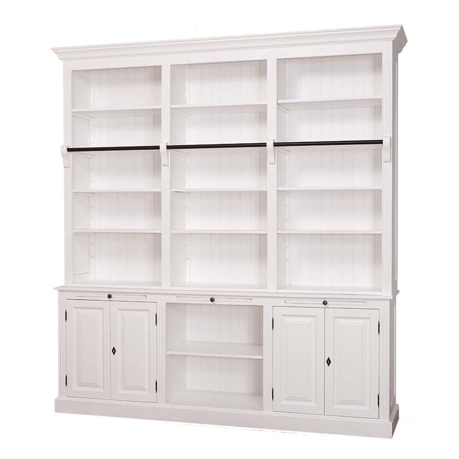 Az előző fehér könyvszekrény változata zárt ajtókkal, középen nyitott rekesszel.