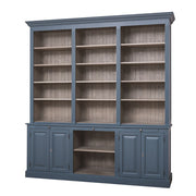 Kék könyvszekrény világosszürke polcháttal és nyitott középső alsó rekesszel.