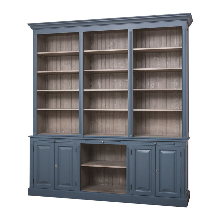 Kék könyvszekrény világosszürke polcháttal és nyitott középső alsó rekesszel.