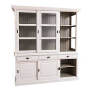 MAISON tálalószekrény nyitott oldalsó polcokkal és szürke színű belső hátlappal, fehér kerettel.