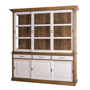 Klasszikus stílusú fenyőfa tálalószekrény fehér frontokkal és üveg tolóajtókkal.