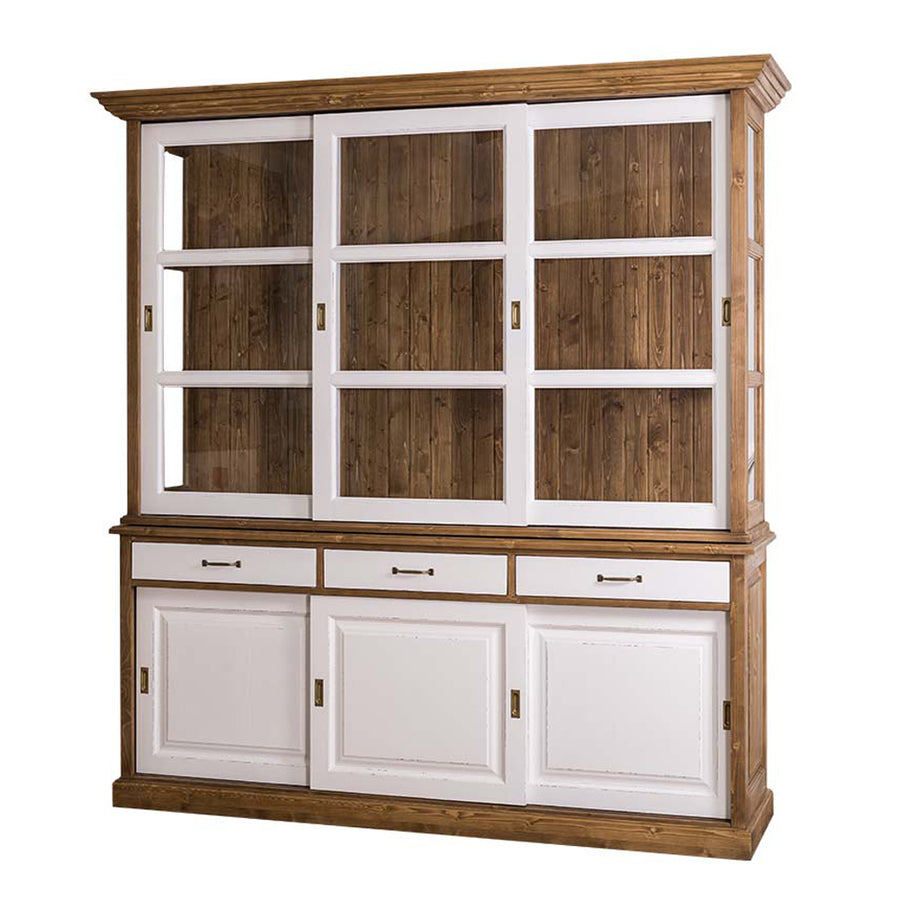 Klasszikus stílusú fenyőfa tálalószekrény fehér frontokkal és üveg tolóajtókkal.