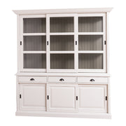 Fehér MAISON vitrines tálalószekrény szürke belső háttérrel, üveges tolóajtókkal.