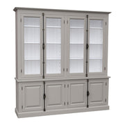 MAISON könyvszekrény világosszürke színben, fehér belső térrel és üvegezett felső ajtókkal.