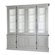 Világosszürke MAISON vitrines könyvszekrény rusztikus kidolgozással és antikolt fémbetétekkel.