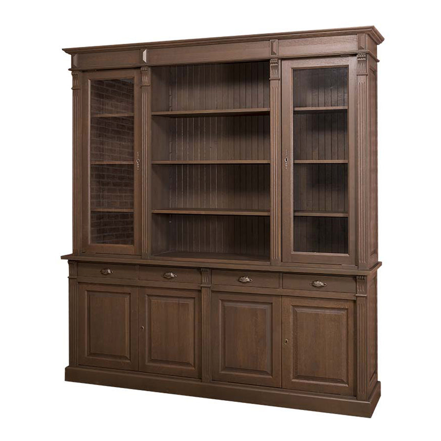 Sötétbarna MAISON könyvszekrény oldalnézetből, nyitott középrésszel és díszes fiókfogantyúkkal.