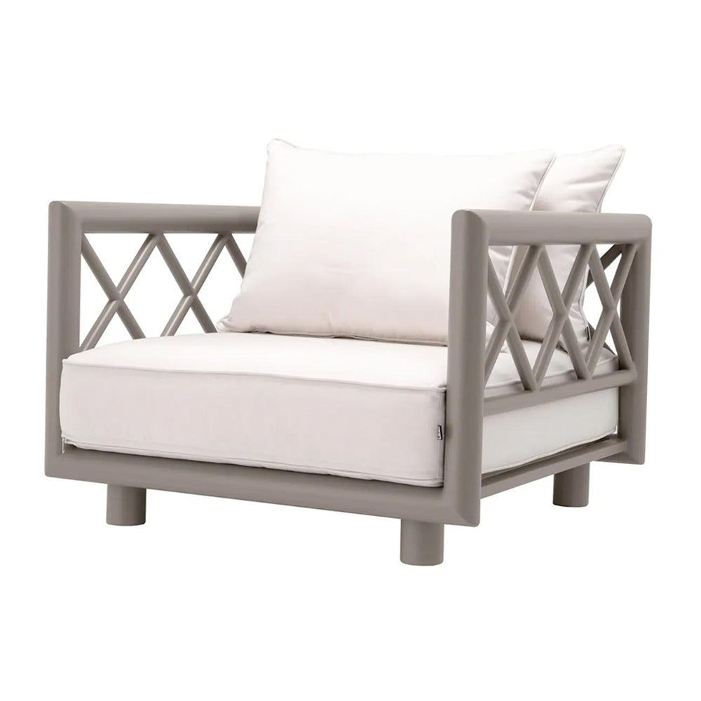 Fehér színű ülő és hátpárnákkal kialakított, formatervezett kerti fotel.
