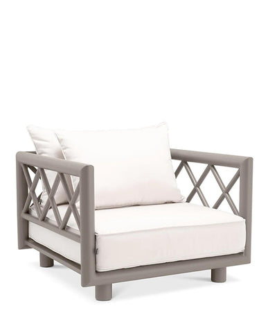 Fehér színű ülő és hátpárnákkal kialakított, formatervezett kerti fotel.