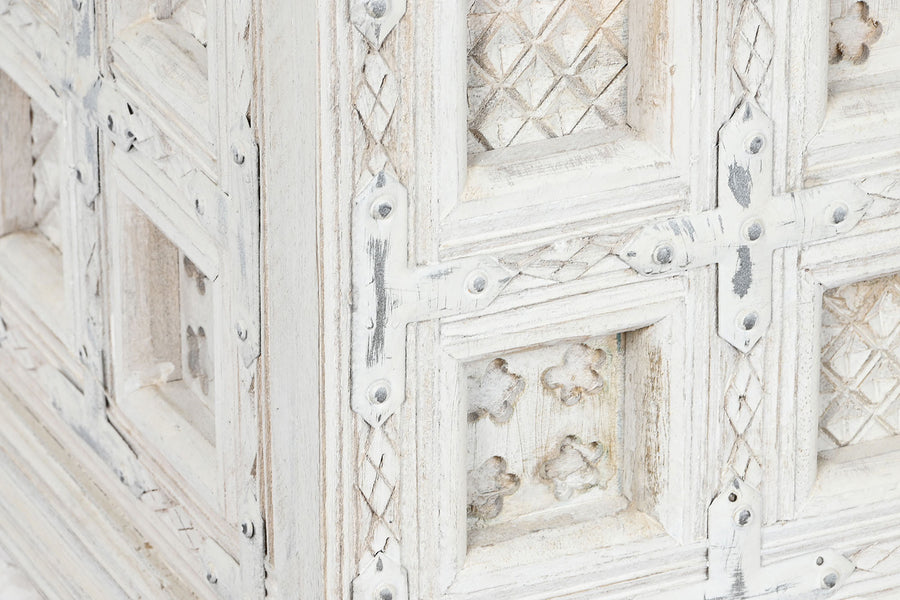 Mangófából faragott, antikolt felületű láda.