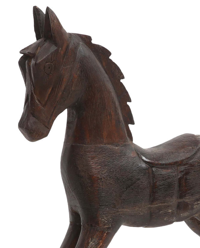 Mangófából faragott, barna színű ló figura.