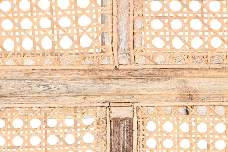 Koloniál stílusú, antikolt faragott mangófából készült, natúr színű, rattan betétes hintó szófa.