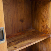 Mangófából és vasból készült kézműves vitrinszekrény.