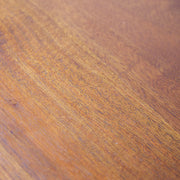 Mangófából és vasból készült kézműves vitrinszekrény.