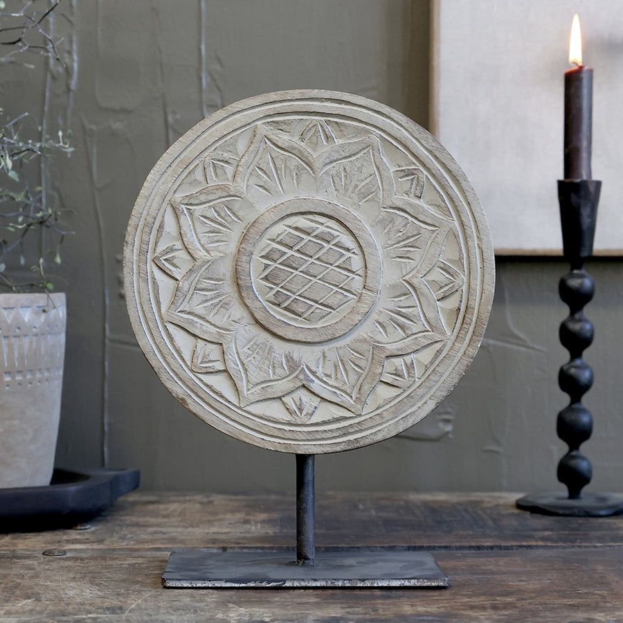 Fém talapzaton álló, antik szürkésbarna színű.