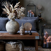 Fém talapzaton álló, antik szürkésbarna színű.