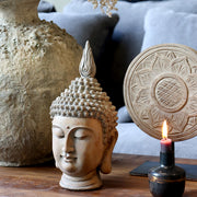 Fém talapzaton álló, antik szürkésbarna színű.