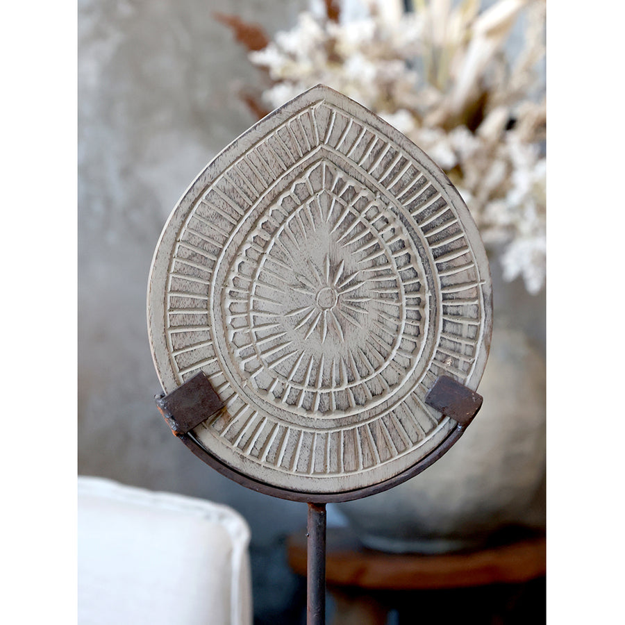 Fém talapzaton álló, antik szürkésbarna színű, kézműves mangófa dísz.