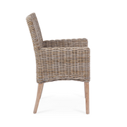 Oldalnézetben a MANOEL natúr rattan karosszék fonott vázzal és kényelmes ülőfelülettel.