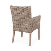 Hátulnézetből a MANOEL natúr rattan karosszék, fonott kubu rattan háttámlával.