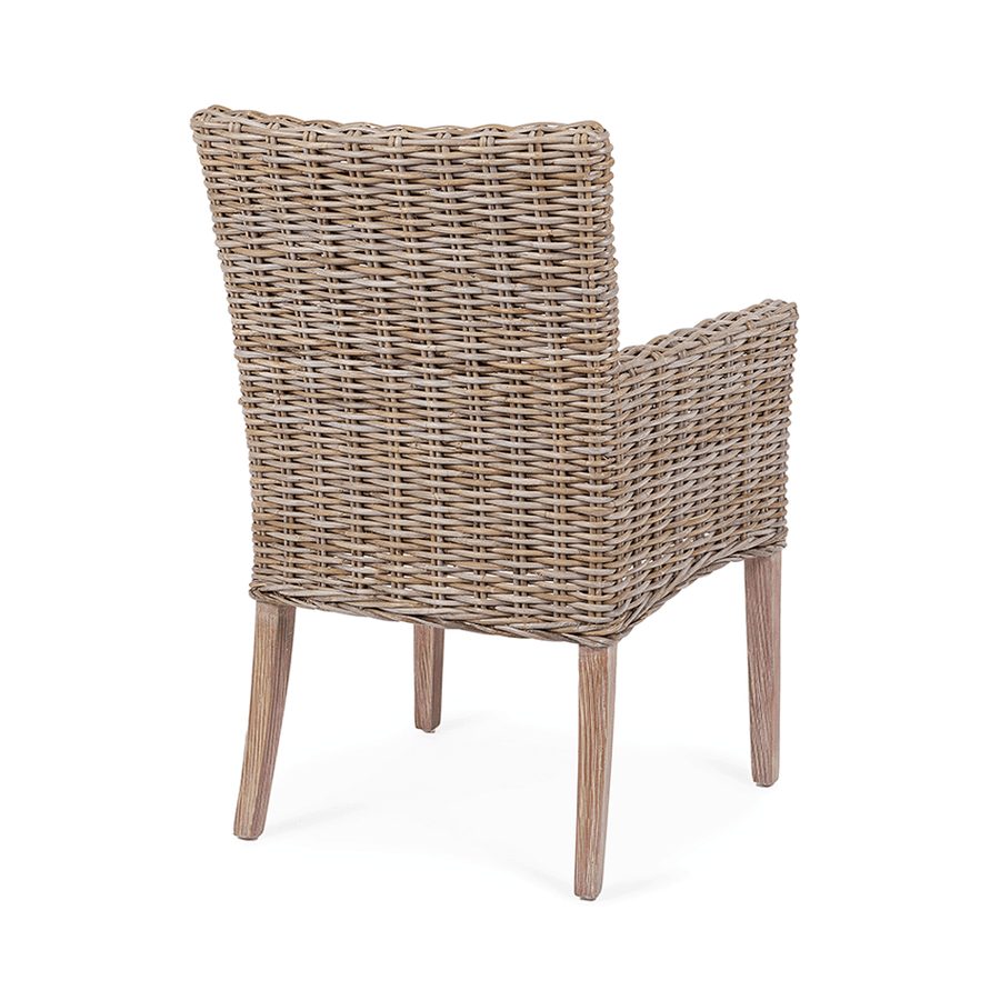Hátulnézetből a MANOEL natúr rattan karosszék, fonott kubu rattan háttámlával.