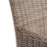 Közeli fotó a MANOEL karosszék fonott kubu rattan részleteiről.