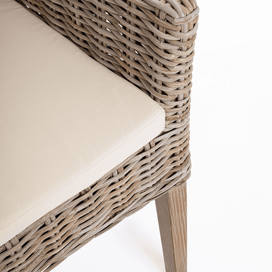 MANOEL karosszék ülőfelületének közeli képe levehető világos poliészter párnával.