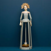 Kalitkás Madonna figura gyertyával megvilágítva, elölnézet