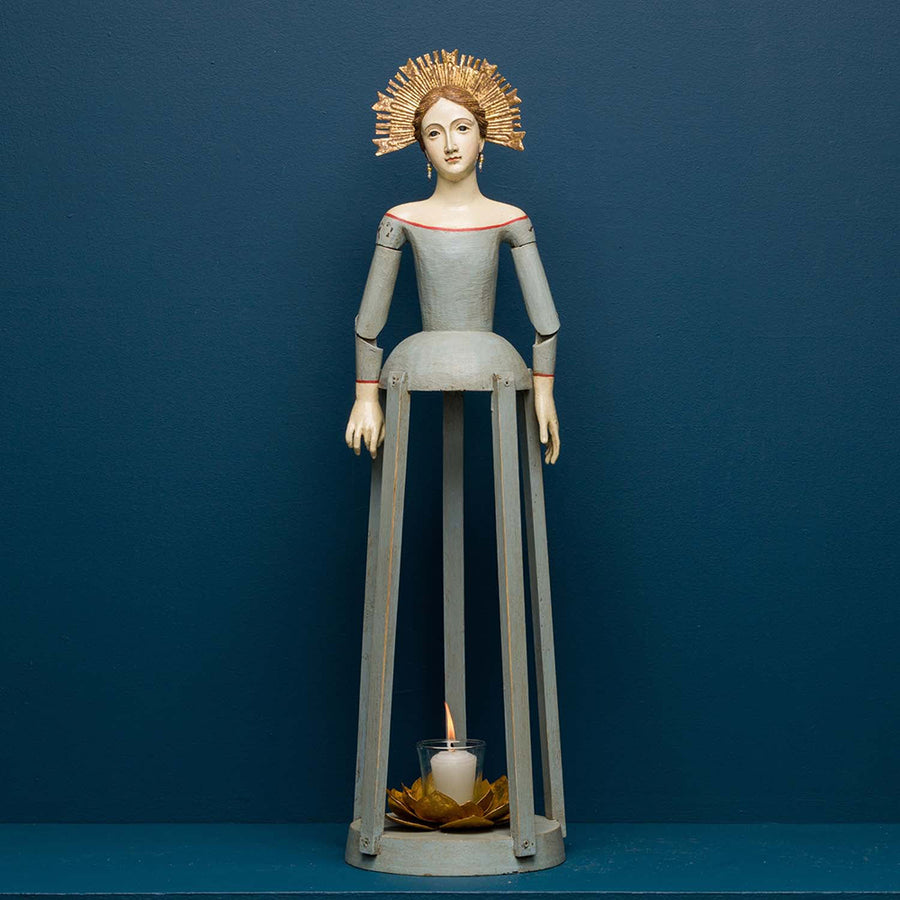 Kalitkás Madonna figura gyertyával megvilágítva, elölnézet