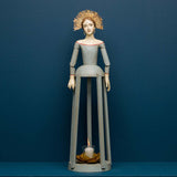 Kalitkás Madonna figura gyertyával megvilágítva, elölnézet