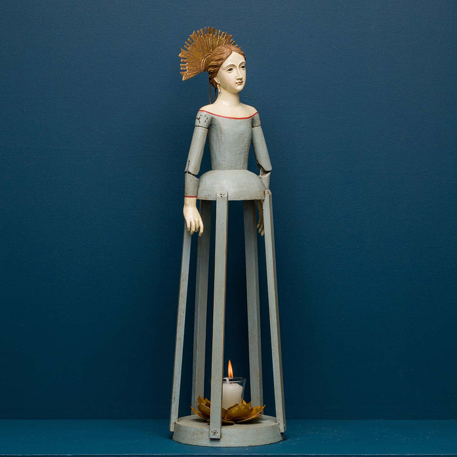 Maria de la Mier Madonna figura oldalnézetből, karcsú kalitkás kialakítással