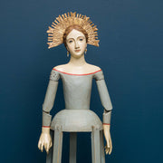 Maria de la Mier Madonna figura kézzel faragott fa és fém részletek közelről